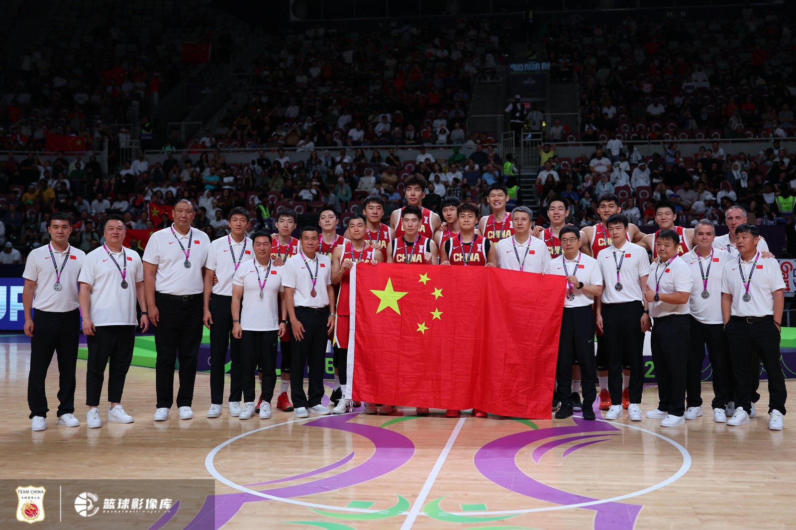 开云平台-王俊杰微博分享亚洲杯精彩瞬间，笑容洋溢充实假期记录